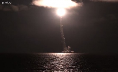 Μήνυμα ισχύος στέλνει η Ρωσία με την εκτόξευση 12μετρου πύραυλου Bulava από πυρηνοκίνητο υποβρύχιο στη Λευκή Θάλασσα