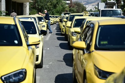 Σε 48ωρη απεργία προχωρούν οι ιδιοκτήτες ταξί την Τρίτη 2 και Τετάρτη 3 Δεκεμβρίου – Οργισμένη ανακοίνωση, δεν «πείθουν» τα ψίχουλα της ΝΔ
