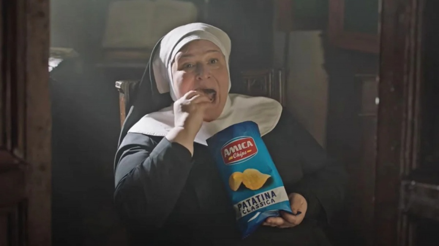 «Θύελλα» στην Ιταλία για διαφήμιση με καλόγρια που τρώει πατατάκια