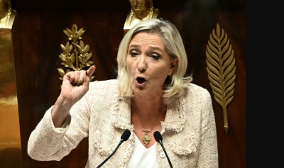 Η Le Pen σφίγγει τον κλοιό γύρω από τον Macron και απορρίπτει το «φιλί του θανάτου»  -  Θέλει εκλογές και προεδρία