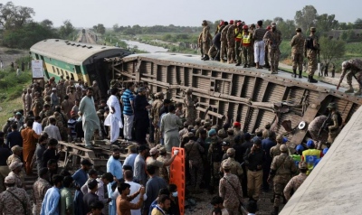 Σιδηροδρομική τραγωδία στο Πακιστάν – 30 νεκροί και 80 τραυματίες από τον εκτροχιασμό τρένου