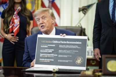 ΗΠΑ: Ο Trump υπέγραψε διάταγμα που περιορίζει τα εμβόλια για παιδιά – Επιμένει στη σύνδεση με αυτισμό