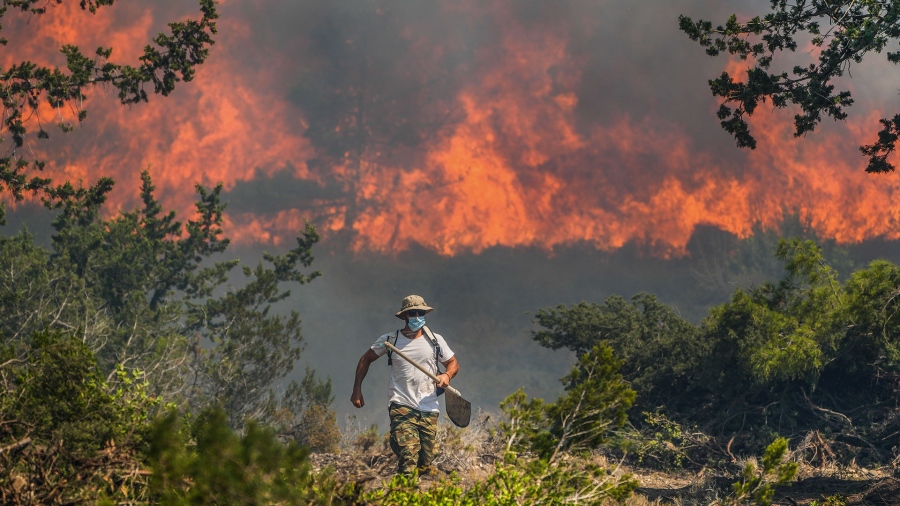 Ρόδος ώρα μηδέν - Μαρτυρίες κατοίκων: Χωρίς ρεύμα, νερό, Ίντερνετ – «Είναι ξεκάθαρα εμπρησμός, ανάβουν φωτιές από το πουθενά»