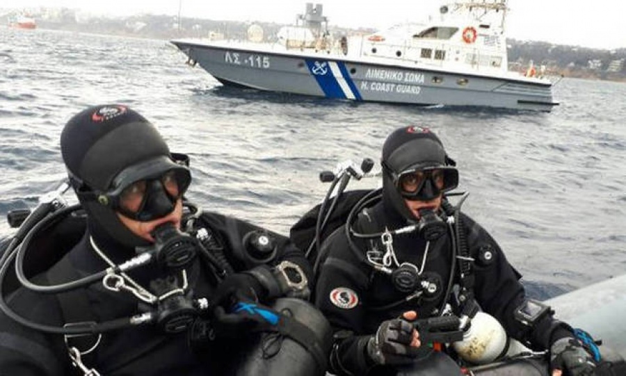 Έρευνες του Λιμενικού για εντοπισμό τυχόν αγνοουμένων, μετά τη φονική πυρκαγιά