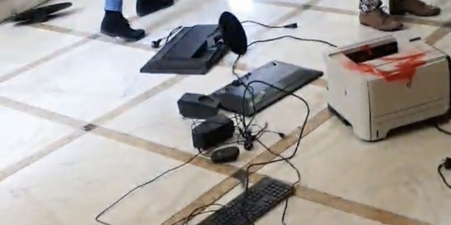 Άρπαξαν από τον λαιμό τον πρύτανη της ΑΣΟΕΕ, κατέστρεψαν γραφεία και υπολογιστές