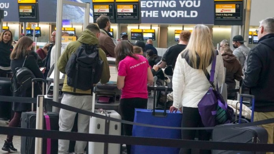 Πόλεμος και νέοι έλεγχοι βάζουν εμπόδια στα ταξίδια το Πάσχα