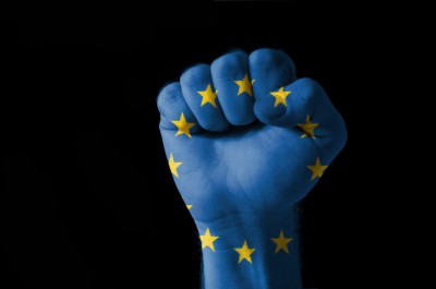 Politico: Για να είναι παγκόσμιος παίκτης, η ΕΕ πρέπει να σταματήσει να παίζει τον διαιτητή