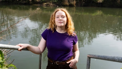 Τα ύστερα του κόσμου - Ακτιβίστρια «παντρεύτηκε» ένα ποτάμι και δηλώνει ερεωτευμένη