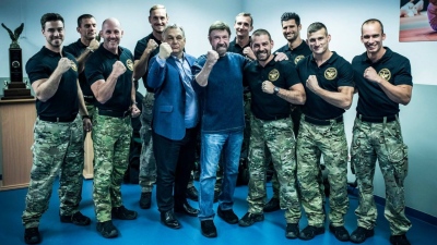«Αντίο, φίλε» - Ο Orbán αποχαιρετά τον Chuck Norris (vid)