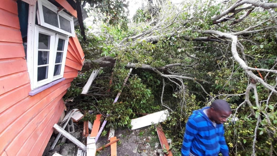 Ο κυκλώνας Elsa σαρώνει την Καραϊβική – Φόβοι για καταστροφές