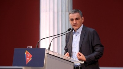 Τσακαλώτος για έκθεση ΤτΕ: Στο δυσμενές σενάριο, ο κ. Στουρνάρας προβλέπει ανάκαμψη, που δεν είναι τύπου V, αλλά πιο αργή