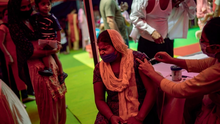 Η Ινδία γιορτάζει τη χορήγηση της δισεκατομμυριοστής δόσης εμβολίου κατά του κορωνοϊού