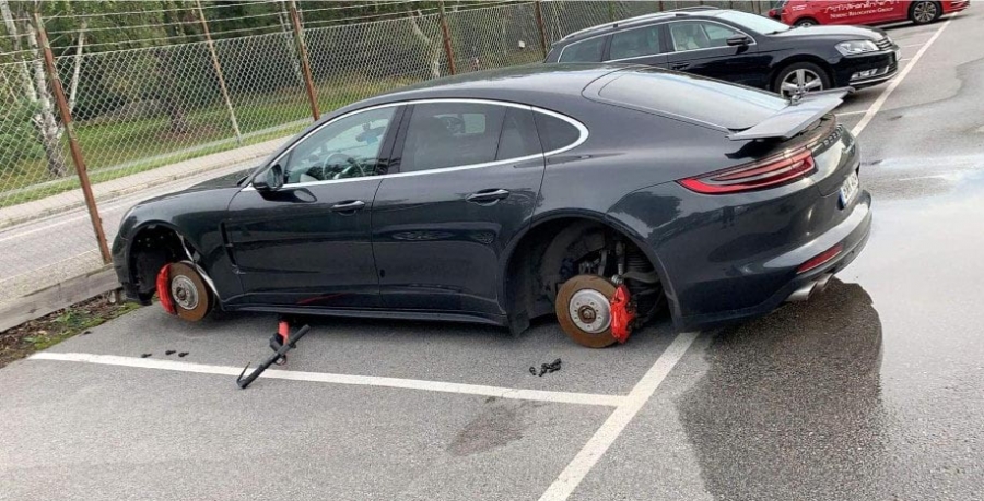 Αυτή η Porsche Panamera χρειάζεται επειγόντως τροχούς