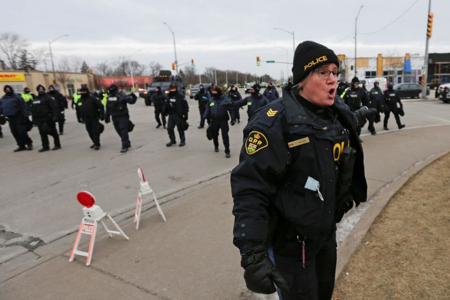Mε αστυνομική παρέμβαση και πολλές συλλήψεις, άνοιξε η γέφυρα Ambassador στα σύνορα ΗΠΑ-Καναδά