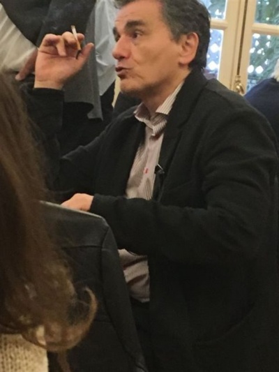 Ευκλείδης Τσακαλώτος: Τσιγάρο, καφές και μασάζ