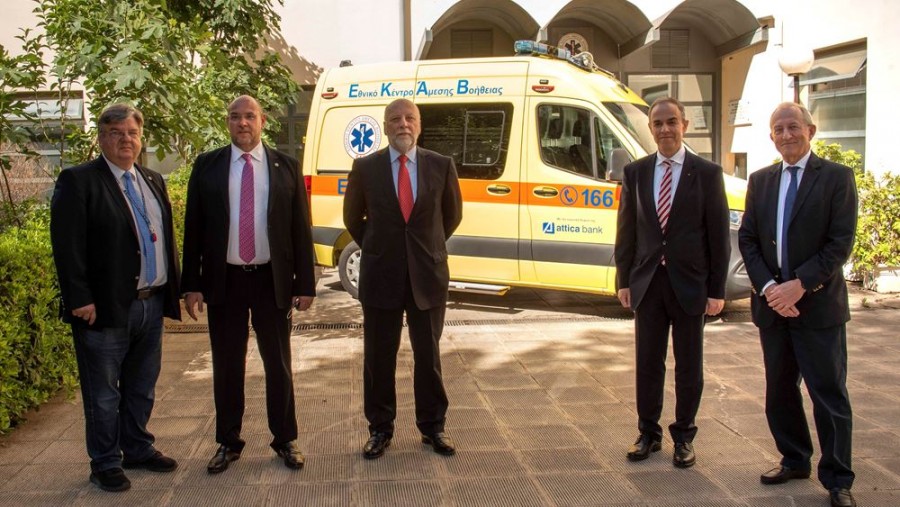 Η Attica Bank παρέδωσε στο ΕΚΑΒ ένα ασθενοφόρο