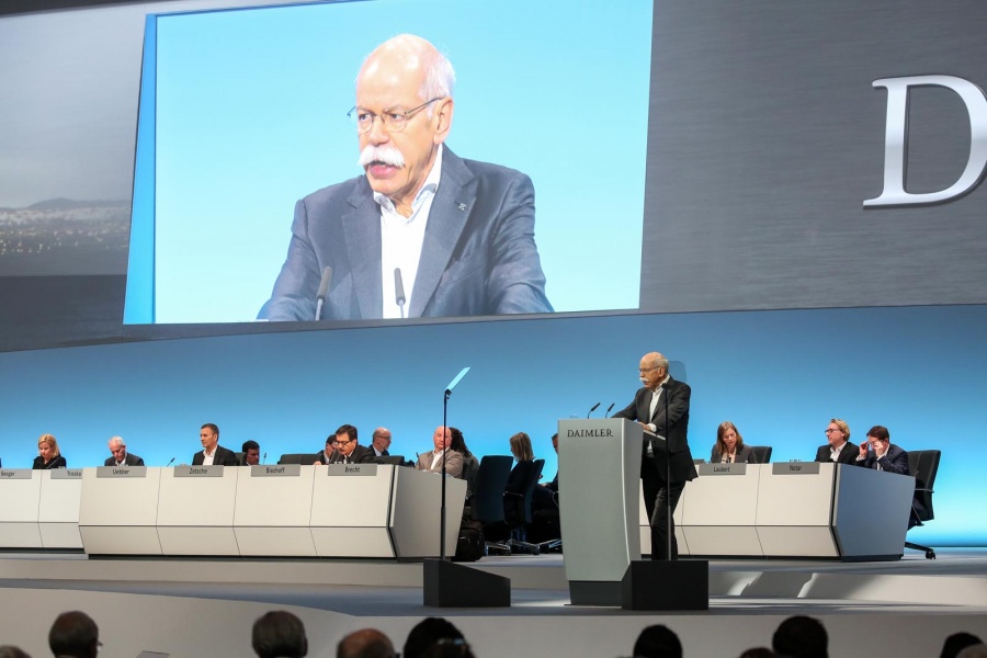 Dieter Zetsche: «Οι πελάτες μας εμπιστεύονται περισσότερο το diesel από τους πολιτικούς»