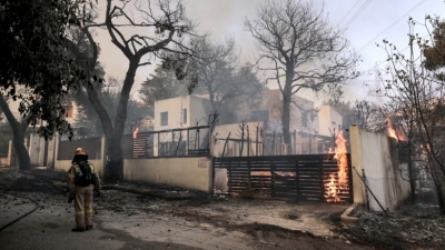 Φωτιά Βαρυμπόμπη: Στάχτη 12.500 στρέμματα και 76 σπίτια, διάσπαρτες εστίες - Μητσοτάκης: Θετικό η μη απώλεια ζωής