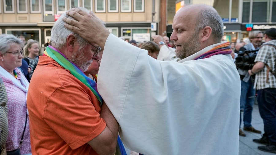 Aπόφαση - έκπληξη από τον Πάπα Φραγκίσκο: Οι ιερείς μπορούν να ευλογούν τα ομόφυλα ζευγάρια