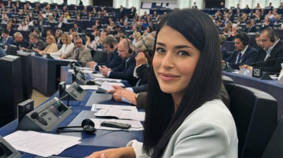 Μοίρασε πόνο η Λατινοπούλου: Να ανοίξουν οι τόποι εξορίας ως κλειστά κέντρα για τους παράνομους μετανάστες, κανίς ο Πλεύρης