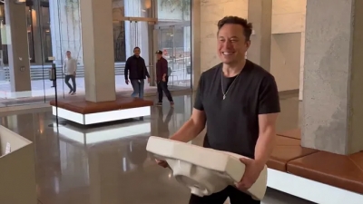 Τι εννοούσε τελικά ο... ποιητής; Ο Elon Musk πήγε στα κεντρικά του Twitter κουβαλώντας έναν νιπτήρα