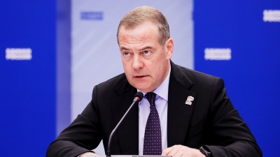 Πρωτοφανές ξέσπασμα Medvedev κατά Kallas: «Ο ξανθός αρουραίος απαγορεύει σε Ρώσους την είσοδο στη Schengen»