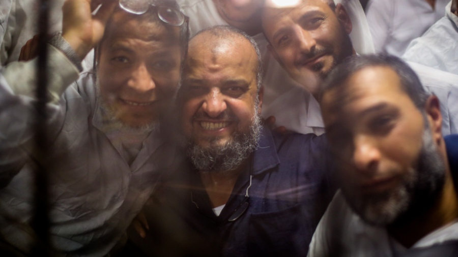 Ο ηγέτης της Μουσουλμανικής Αδελφότητας στην Αίγυπτο σε απεργία πείνας λόγω συνθηκών κράτησης – Κακοποιήθηκε στις φυλακές