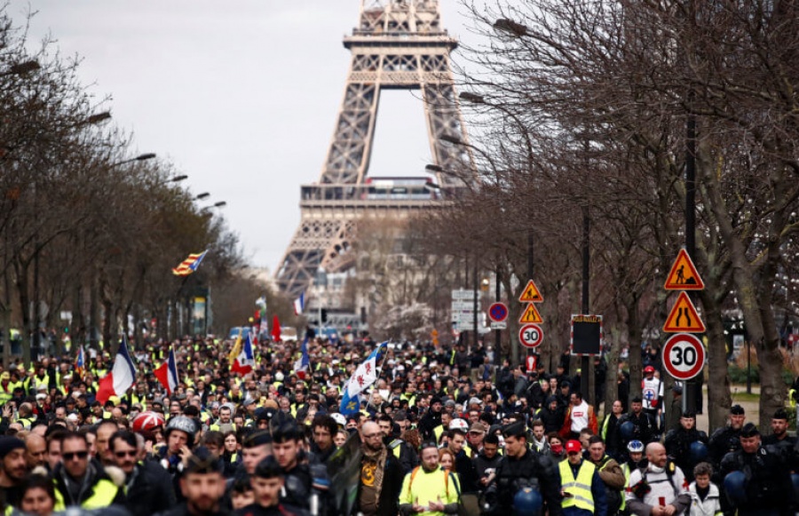Γαλλία: Με συνθήματα για παραίτηση Macron οι διαδηλώσεις Συνδικάτων και Κίτρινων Γιλέκων για το συνταξιοδοτικό