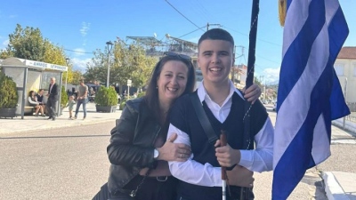 Συγκίνηση για τον τυφλό σημαιοφόρο στη μαθητική παρέλαση της 28ης Οκτωβρίου στη Γαβαλού Αγρινίου