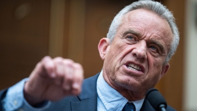 Κεραυνός Kennedy για Gavi και Gates: Δεν δίνουμε άλλα δισ. για μαζικούς εμβολιασμούς – Συνεχίζει να καίει δημόσιο χρήμα η Ελλάδα