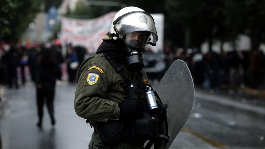 Ιστορική ατάκα των ΜΑΤ για Madleen και Greta: Έπρεπε να το βουλιάξουν - Πήγε το λέσι που τρώει χόρτα να κάνει χαβαλέ