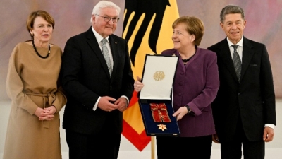 Γερμανία: Η Merkel τιμήθηκε με τον Μεγαλόσταυρο του Τάγματος της Αξίας