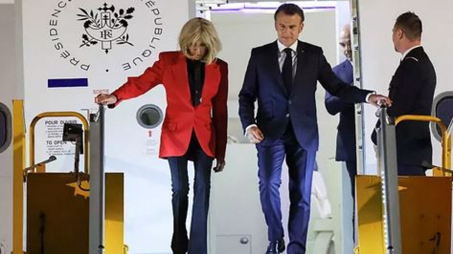 «Τιμώρησε το μωρό» - Οι Γάλλοι γελούν με τον Macron αφού η σύζυγός του τον χαστούκισε… έπαιζαν χαζά