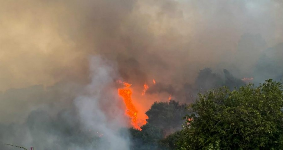 Ξέσπασε πυρκαγιά στην Αίγινα - Στην περιοχή πνέουν άνεμοι 3 - 4 μποφόρ