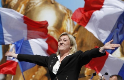 Σεισμό στις Βρυξέλλες ετοιμάζουν οι δεξιοί: Καλπάζει η Le Pen προς τη δημιουργία μιας συντηρητικής υπερομάδας για τη νέα ευρωβουλή