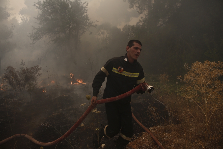 Σε ύφεση η πυρκαγιά στη Σταμάτα, κάηκαν σπίτια - Χαρδαλιάς: Βελτιωμένη η κατάσταση, προσήχθη μελισσοκόμος