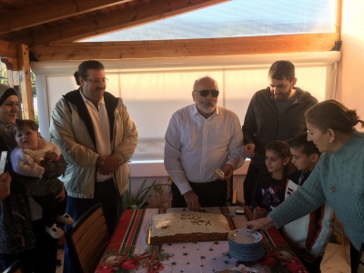 Σύρους πρόσφυγες φιλοξένησε στο σπίτι του ο Κουρουμπλής, εν όψει της Πρωτοχρονιάς