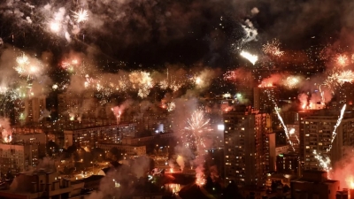 Oι οπαδοί της Ζελέσνιτσαρ γιόρτασαν τα «100» κάνοντας τη νύχτα μέρα με χιλιάδες πυροτεχνήματα! (video)